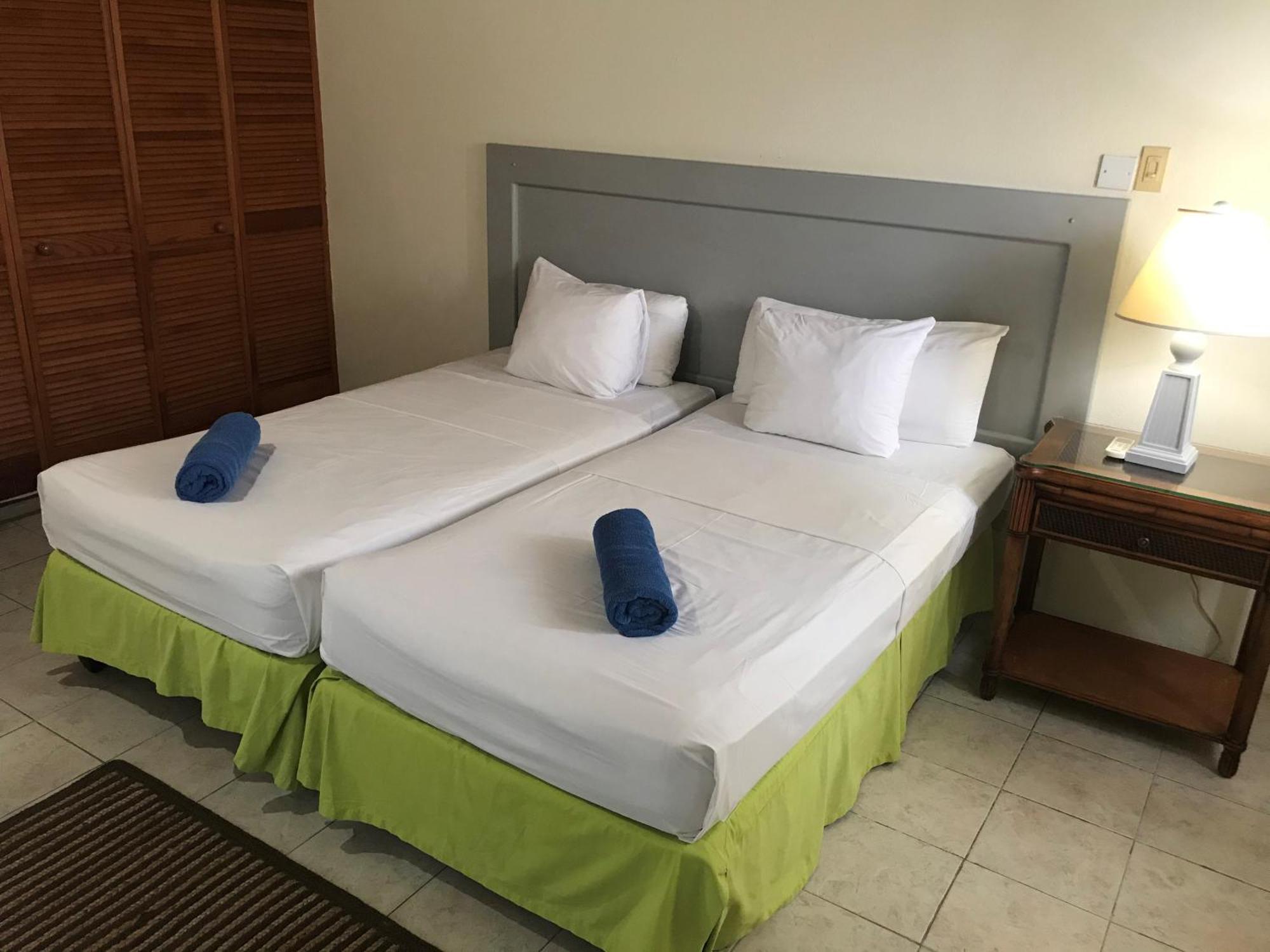 Coconut Court Beach Hotel Крайст-Черч Номер фото